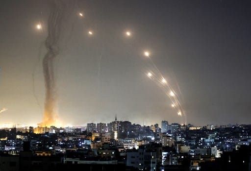 HAMAS LANZÓ 130 COHETES A TEL AVIV: bombardeo israelí destruye un inmueble de 12 plantas en la Franja de Gaza