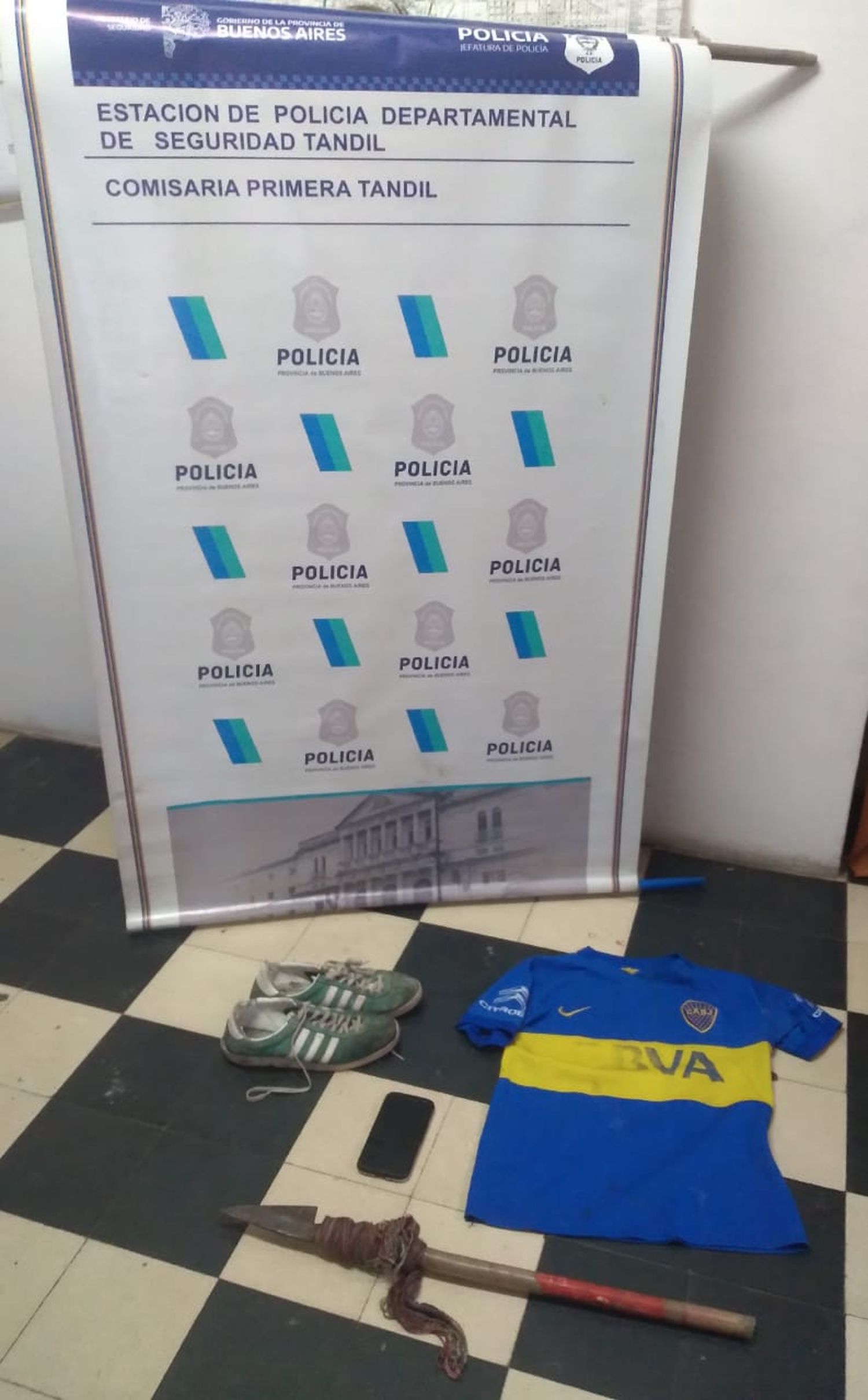 Realizaron dos allanamientos y secuestraron una faca casera y ropa utilizada en un robo