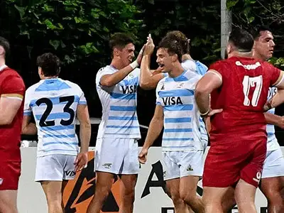 Los Pumitas festejan en el final del partido