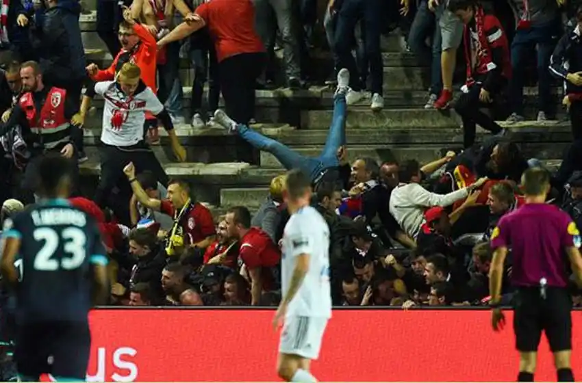 Avalancha y derrumbe tras el gol del Lille: 18 heridos
