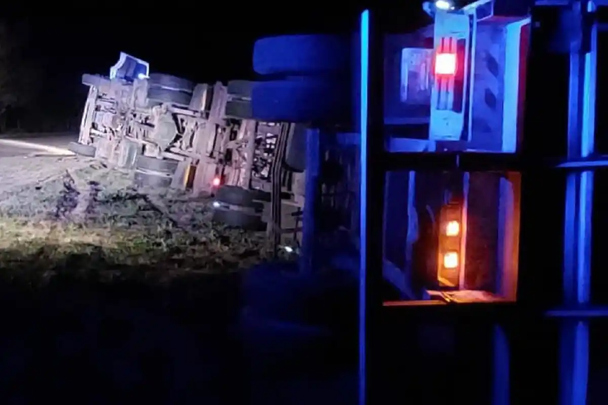 Un camión volcó en Ruta Provincial Nº 51 a pocos kilómetros de Urdinarrain