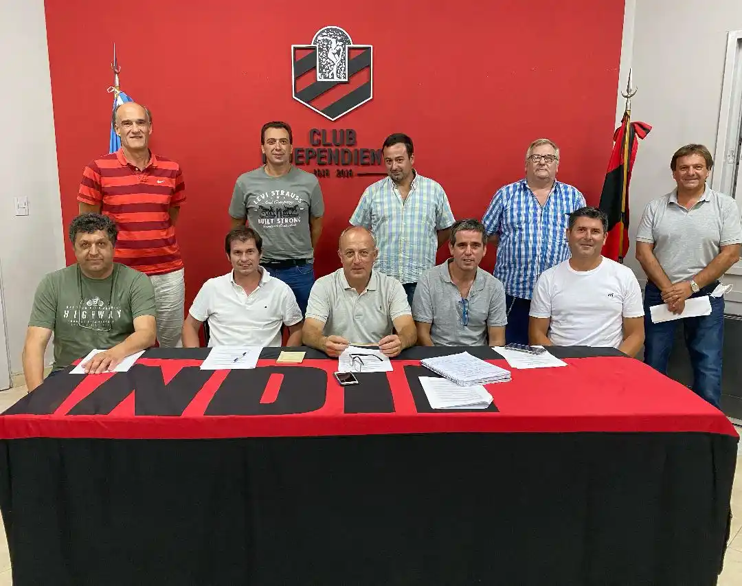 Parte de la CD de Independiente. Arriba: Lanusse, Bustamante, Montes, García Do Cobo y Cabitto. Abajo: Gogorza, Espinola, Dadiego, M. Bértoli y Soler.
