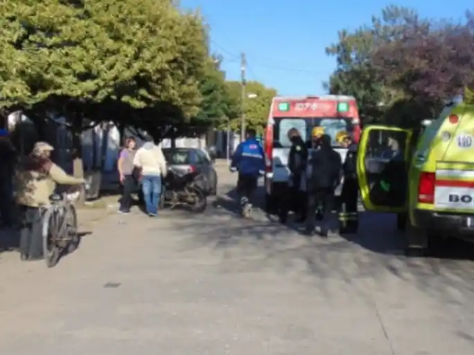 Bomberos y personal del SIES 107 atendieron al herido.