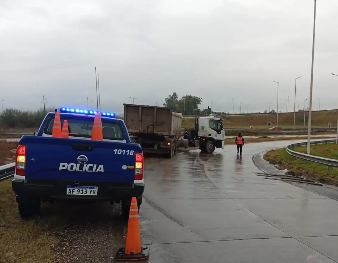 Despiste de un camión en la intersección de las rutas 158 y 19
