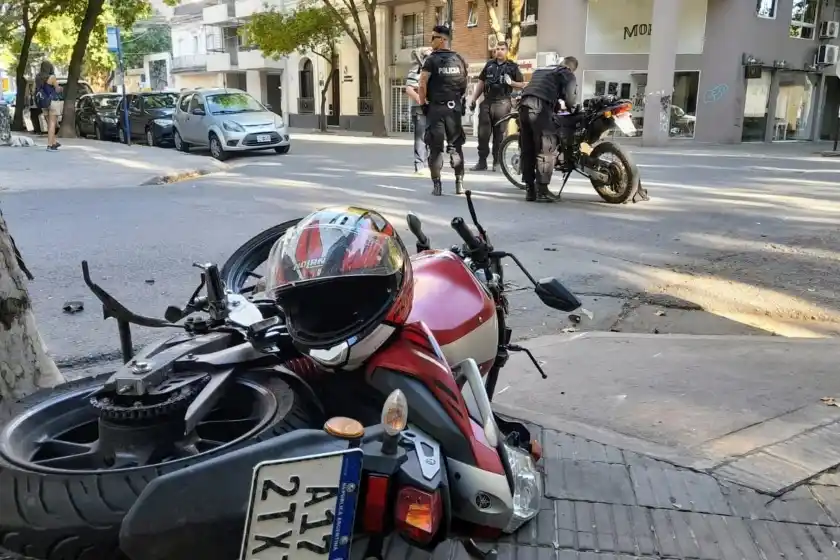 Fuerte choque en zona centro: un motociclista resultó gravemente herido