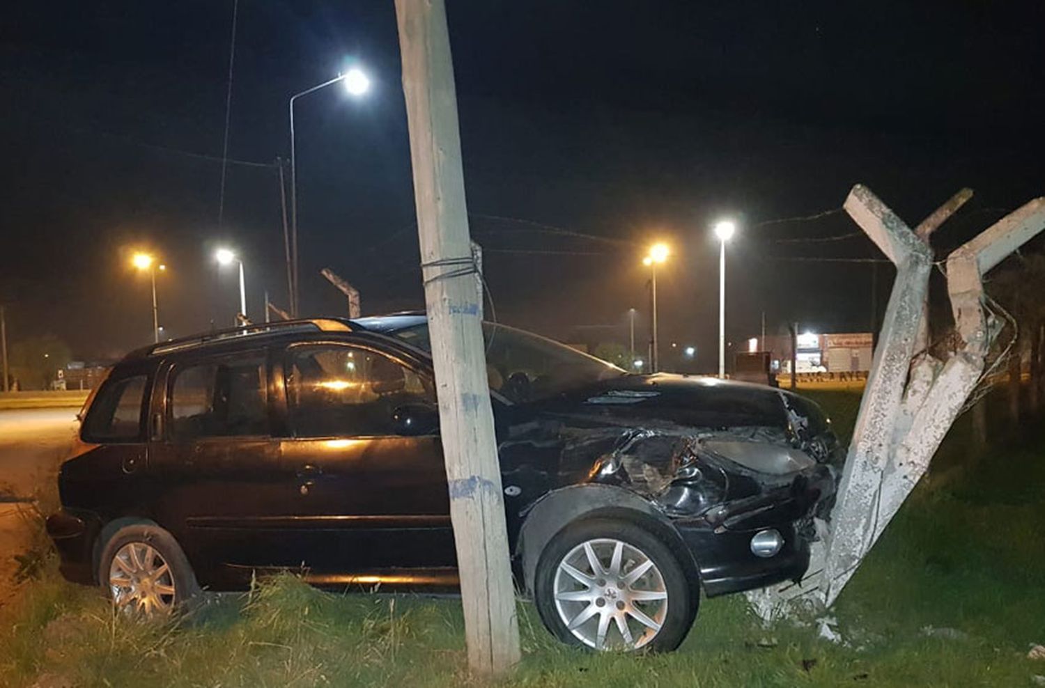 Manejaba borracha y terminó chocando un alambrado