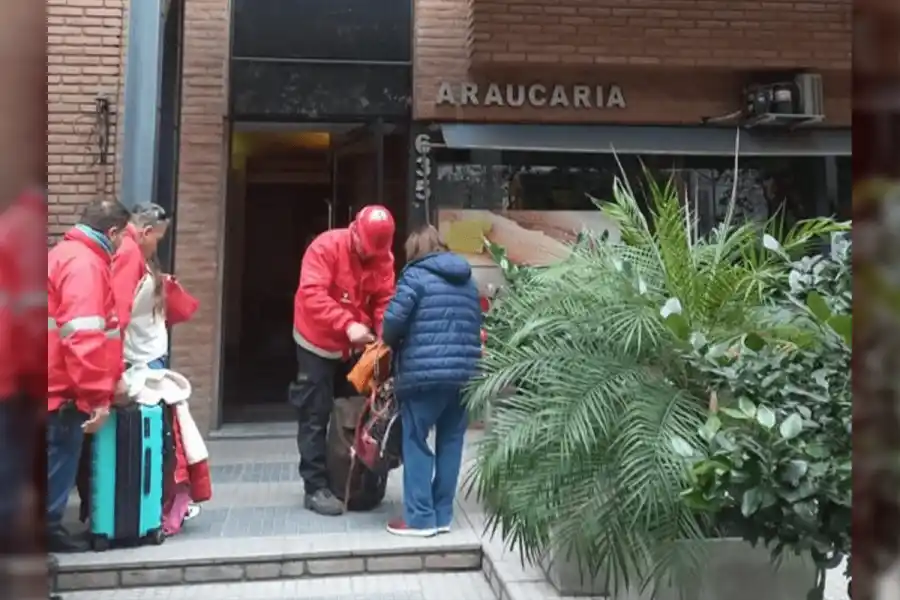 Impactantes grietas en un edificio de Córdoba provocan el desalojo de más de 50 inquilinos