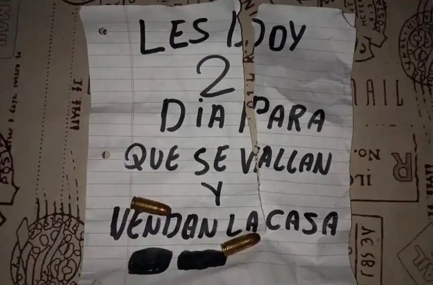Intentaron incendiarles la casa y les dejaron una nota amenazante: «Les doy dos días para que se vayan»