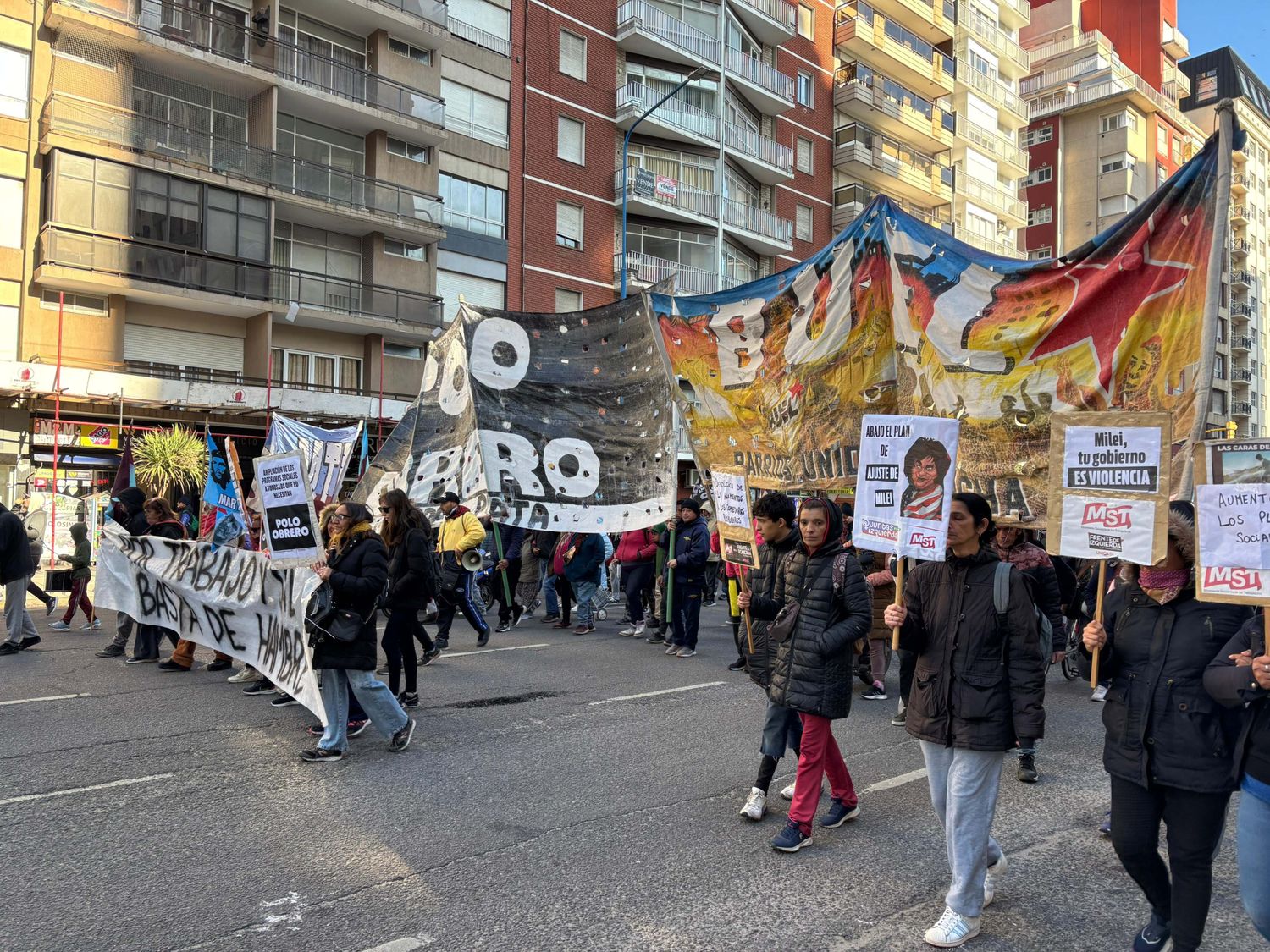 Recorrieron la avenida Luro hasta la Costa donde llevaron a cabo el corte de calles.