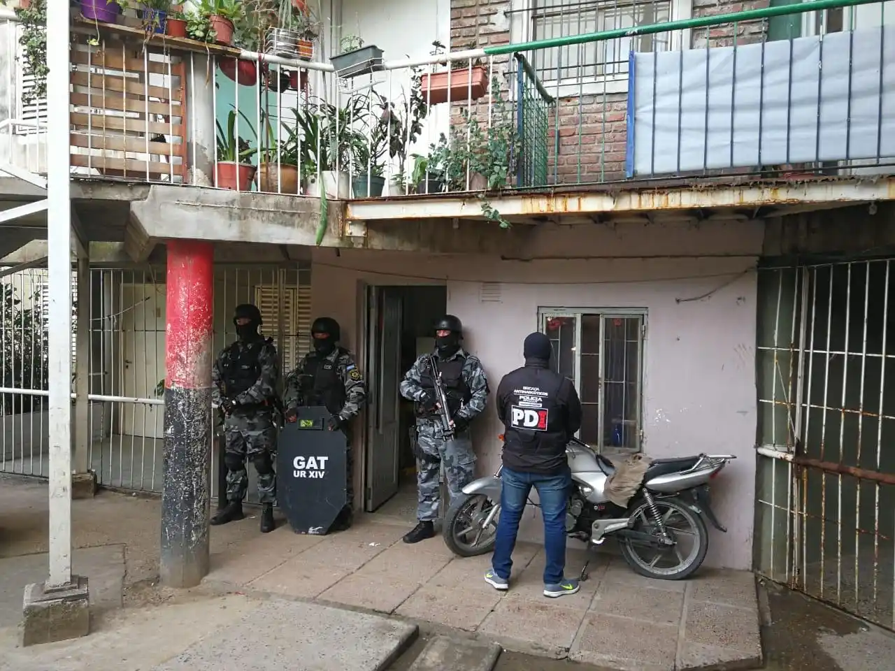 Tres detenidos en allanamientos en barrio Centenario