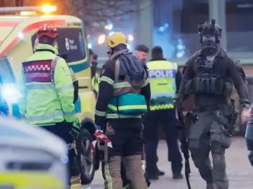 Agentes desplegados en el lugar del ataque en Örebro, Suecia. AP
