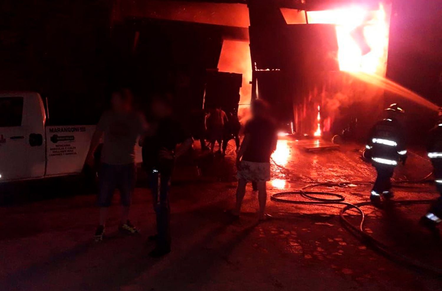 Incendio en una casa en Batán: las llamas comenzaron en el baño donde guardaban colchones