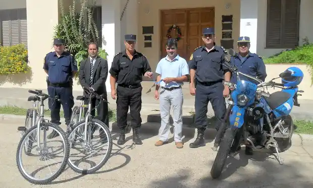 Entregaron una moto patrulla y bicicletas en Aldea San Antonio