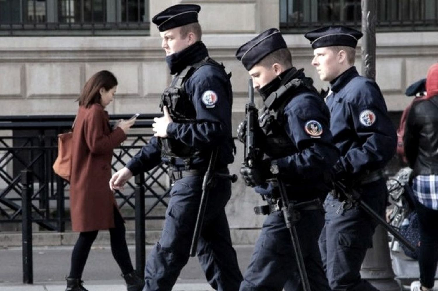 Francia pone fin al uso obligatorio del barbijo al aire libre