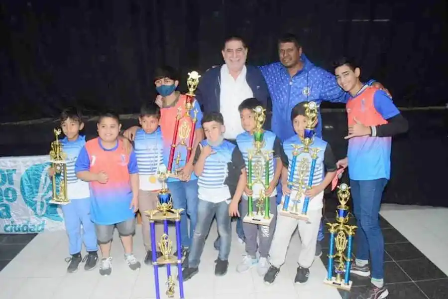 Jofré entregó trofeos y
premios a los destacados