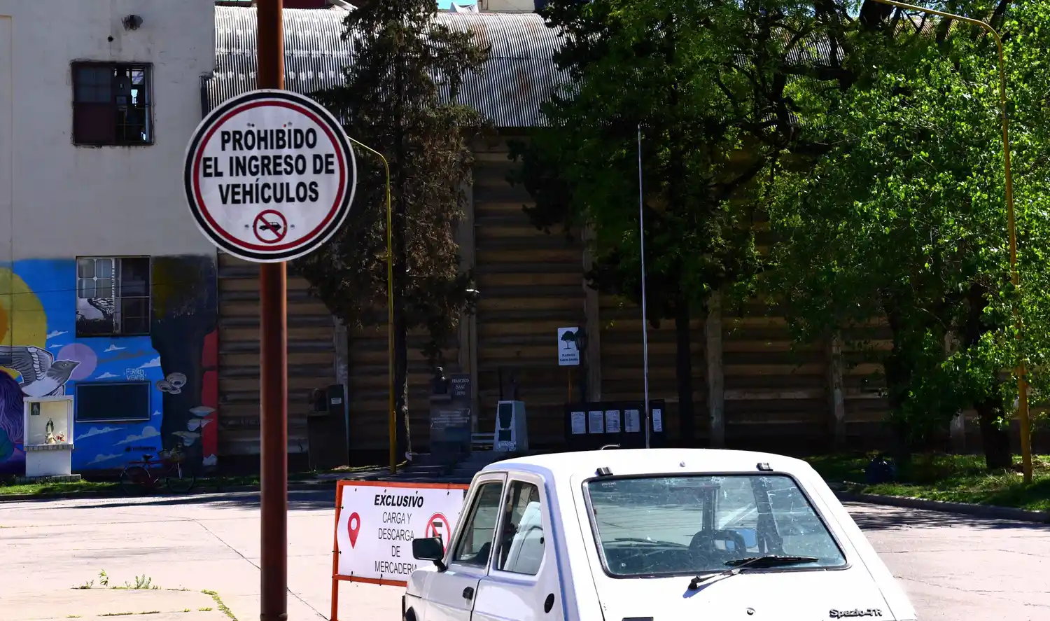 Autos estacionados en lugares prohibidos es una constante en la ETO