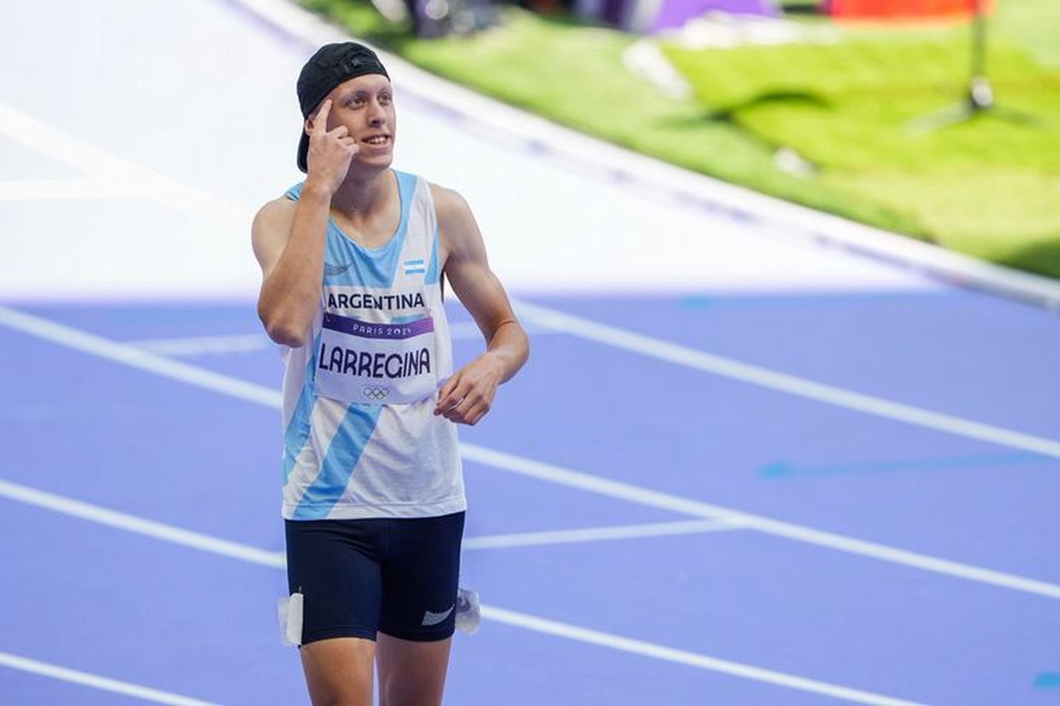 Elián Larregina ganó su repechaje en los 400 metros.