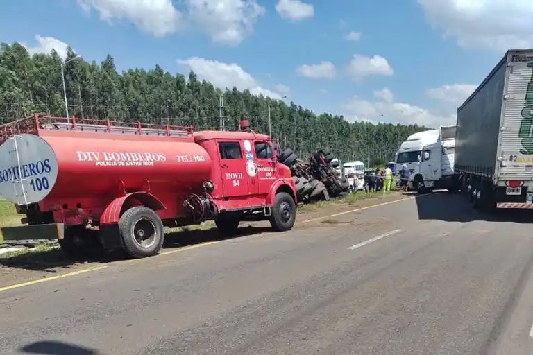 Un camionero quedó atrapado tras accidentarse a la altura de Colonia Yeruá