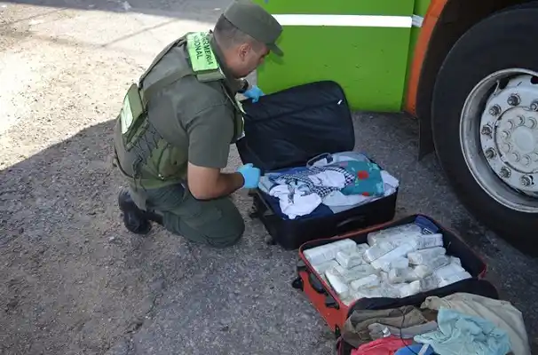 Dos hombres de 70 y 80 años llevaban 101 paquetes de marihuana 