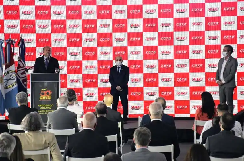 Perotti y Javkin presentes para la presentación de un moderno frigorífico de Coto en la ciudad