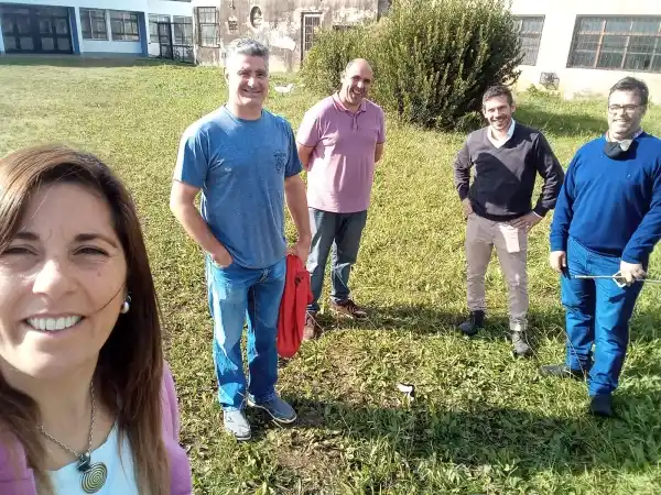 CONSEJO ESCOLAR Y MUNICIPALIDAD: Avanzan en la nivelación del terreno de la Escuela Técnica para el área de Educación Física