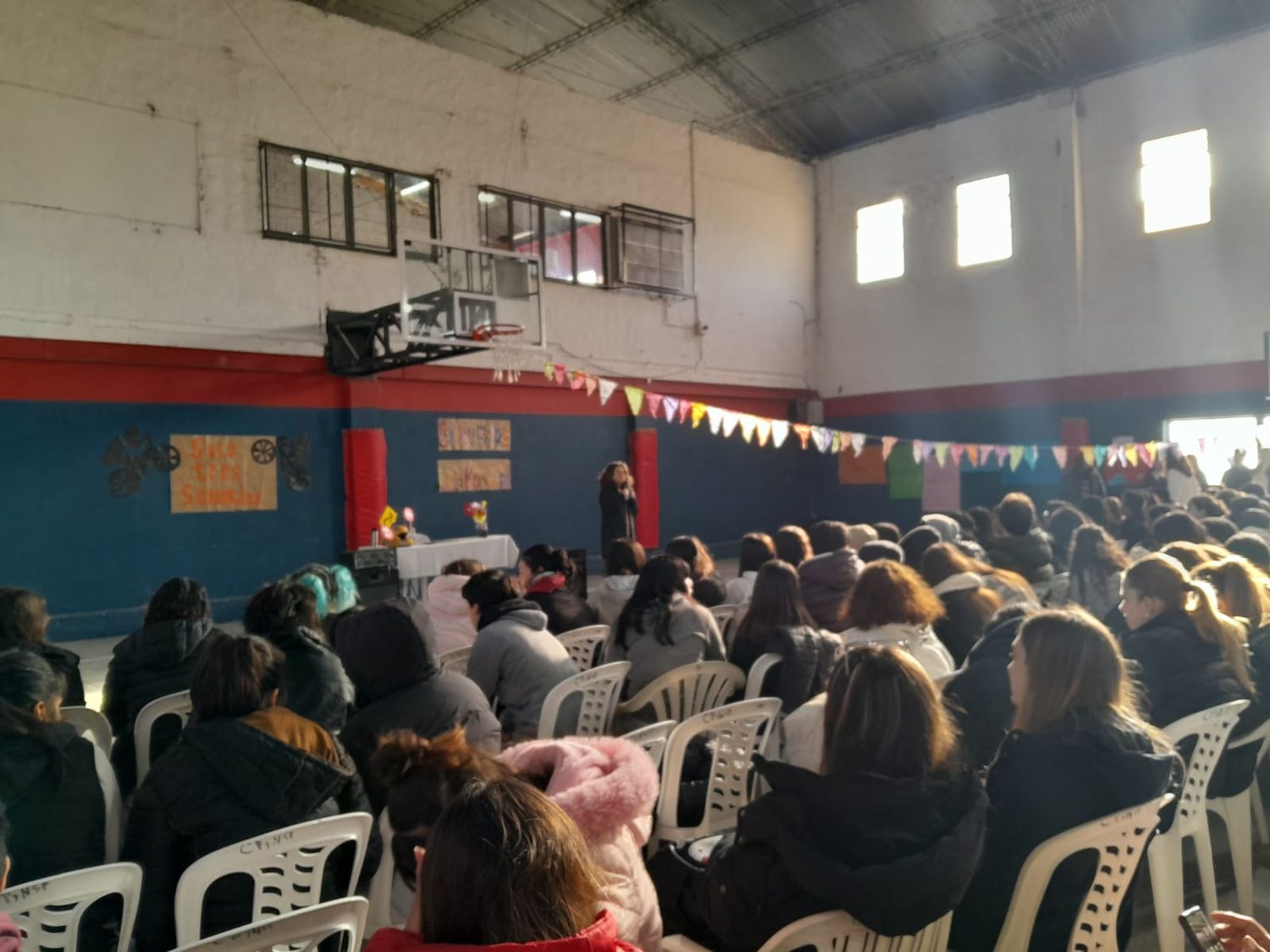 La charla estuvo dirigida a estudiantes del nivel secundario.