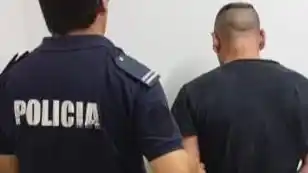 Durante el traslado en el móvil policial, el hombre continuó con su actitud violenta y provocó daños en el interior del vehículo, generando la rotura de uno de los paneles.