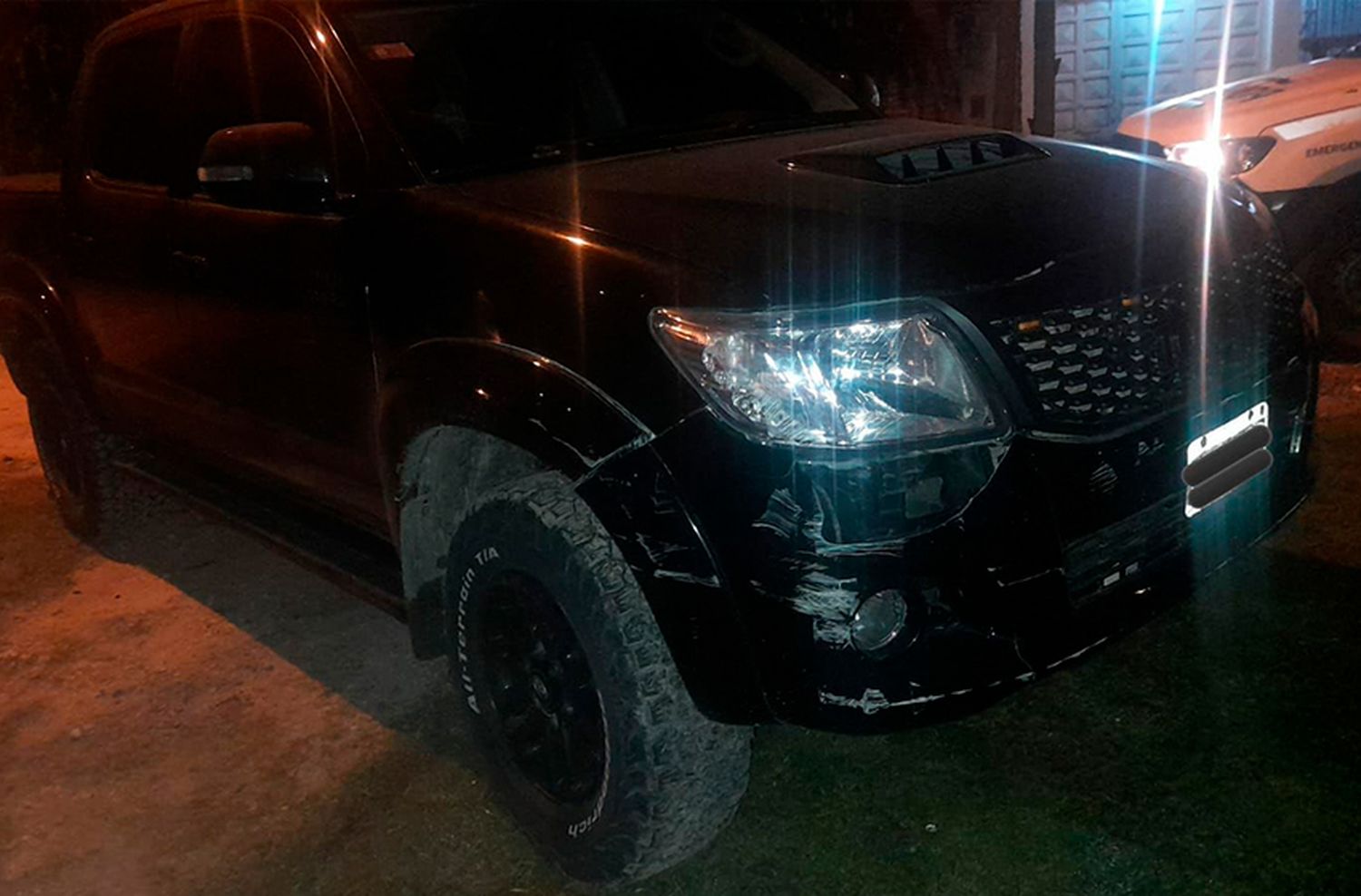 Mujer robó camioneta a punta pistola, escapó y chocó contra un paredón