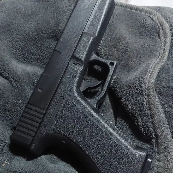 Secuestran rifle y pistola en investigación por amenazas