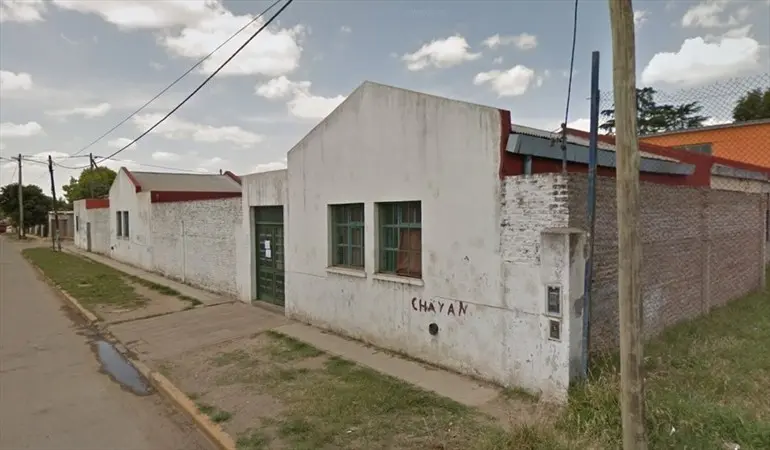 Tragedia en una escuela de Moreno: Explotó una estufa y hay dos muertos