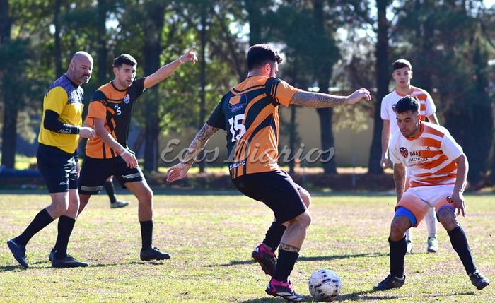 Dominio de balón de Joel Ponce, ante la presión de su marcador