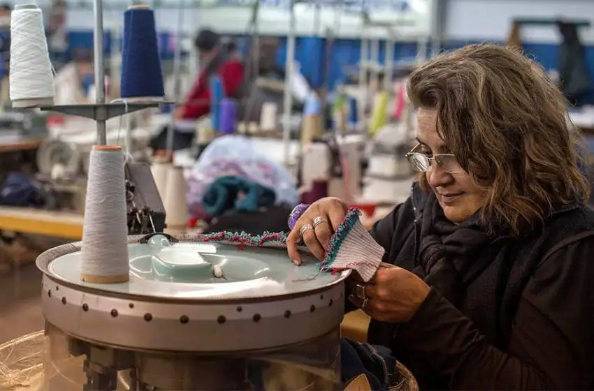 Exceptúan de la cuarentena a empleados textiles para que fabriquen barbijos