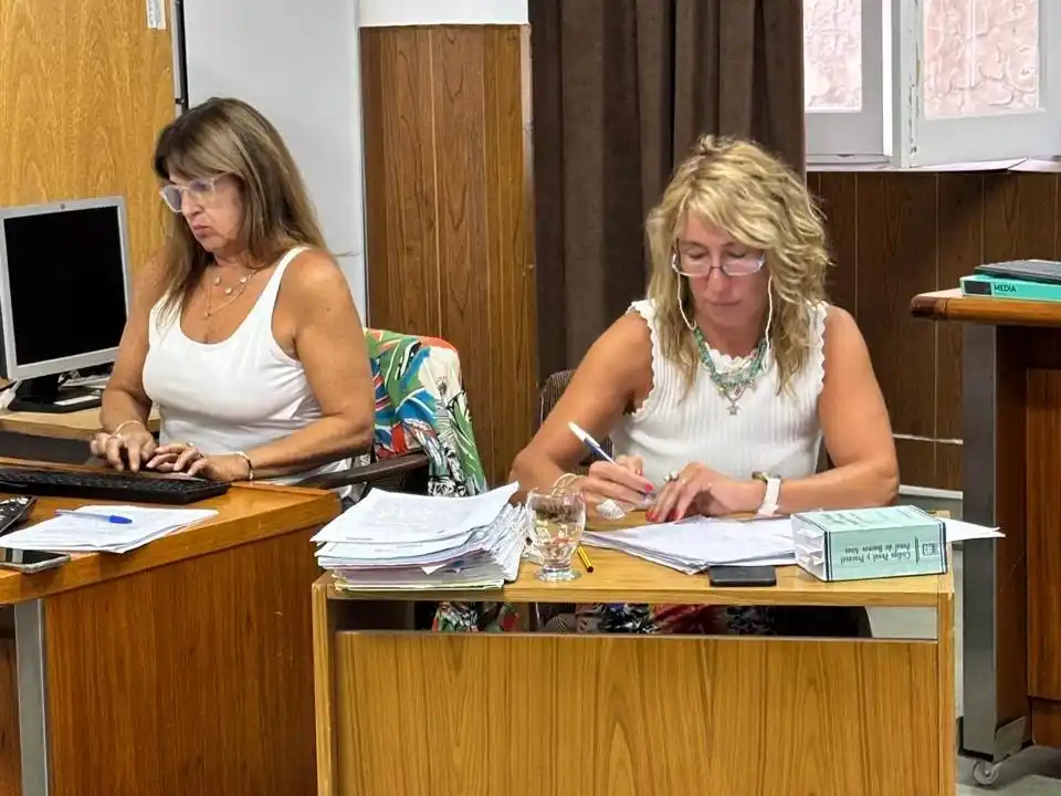 La jueza. Luciana Irigoyen Testa junto a la secretaria del Tribunal, Karina Dambolena