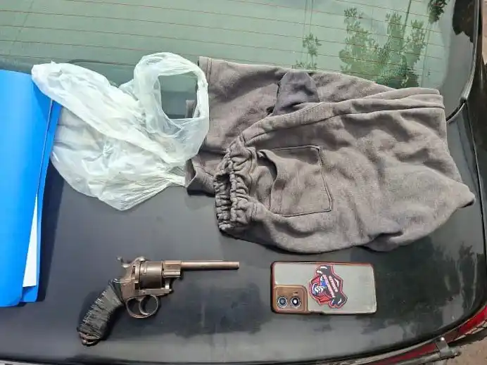 Un adolescente de 15 años cayó detenido con un arma de fuego en la zona noroeste.