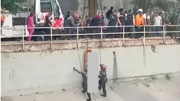 HALLADO CADÁVER DE UN HOMBRE EN EL RÍO GUAIRE, a la altura del puente Las Mercedes (FOTOS)