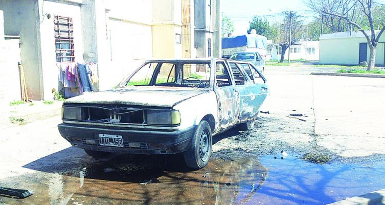 Incendiaron el auto al hombre que cumple arresto domiciliario