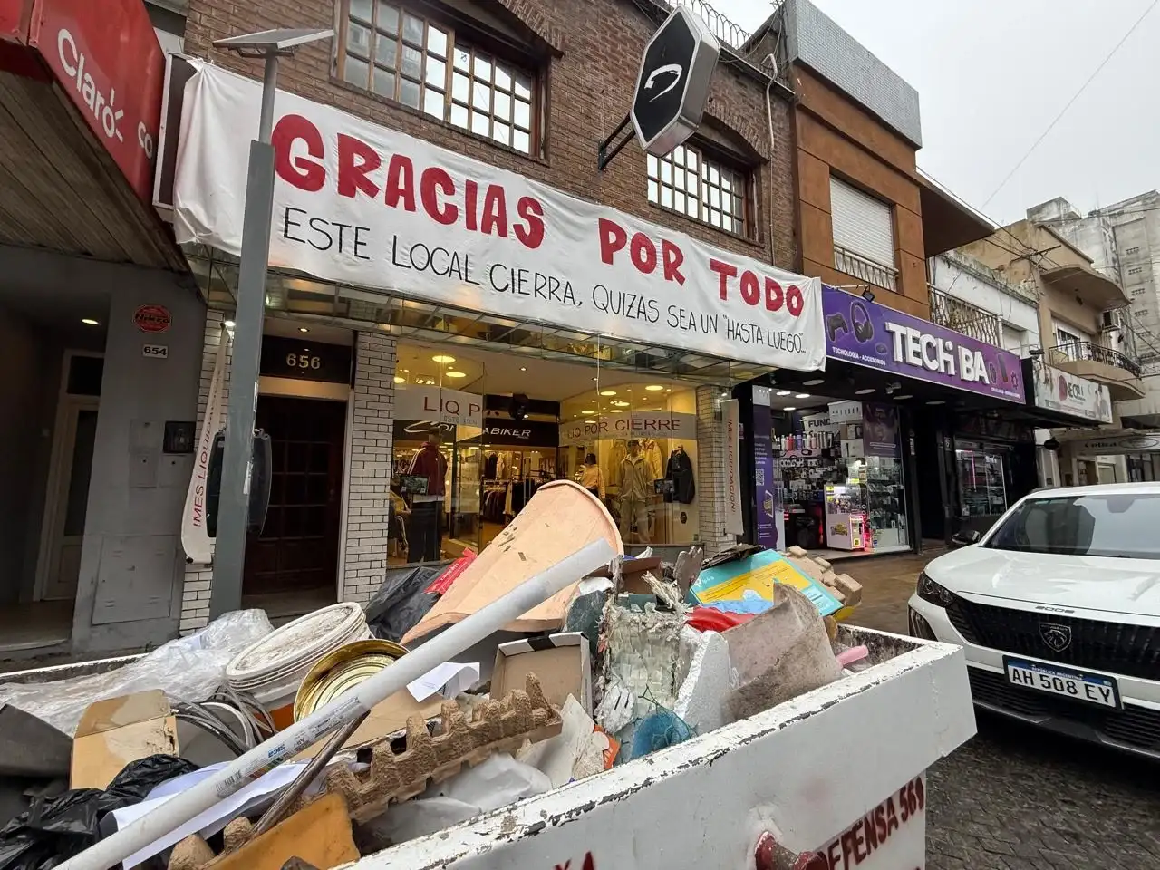 "Gracias por todo", dice el frente de Contrabiker, en el local que cierra en el centro.