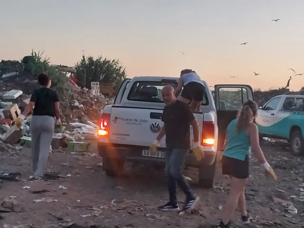 Empleados municipales salieron a recolectar residuos.