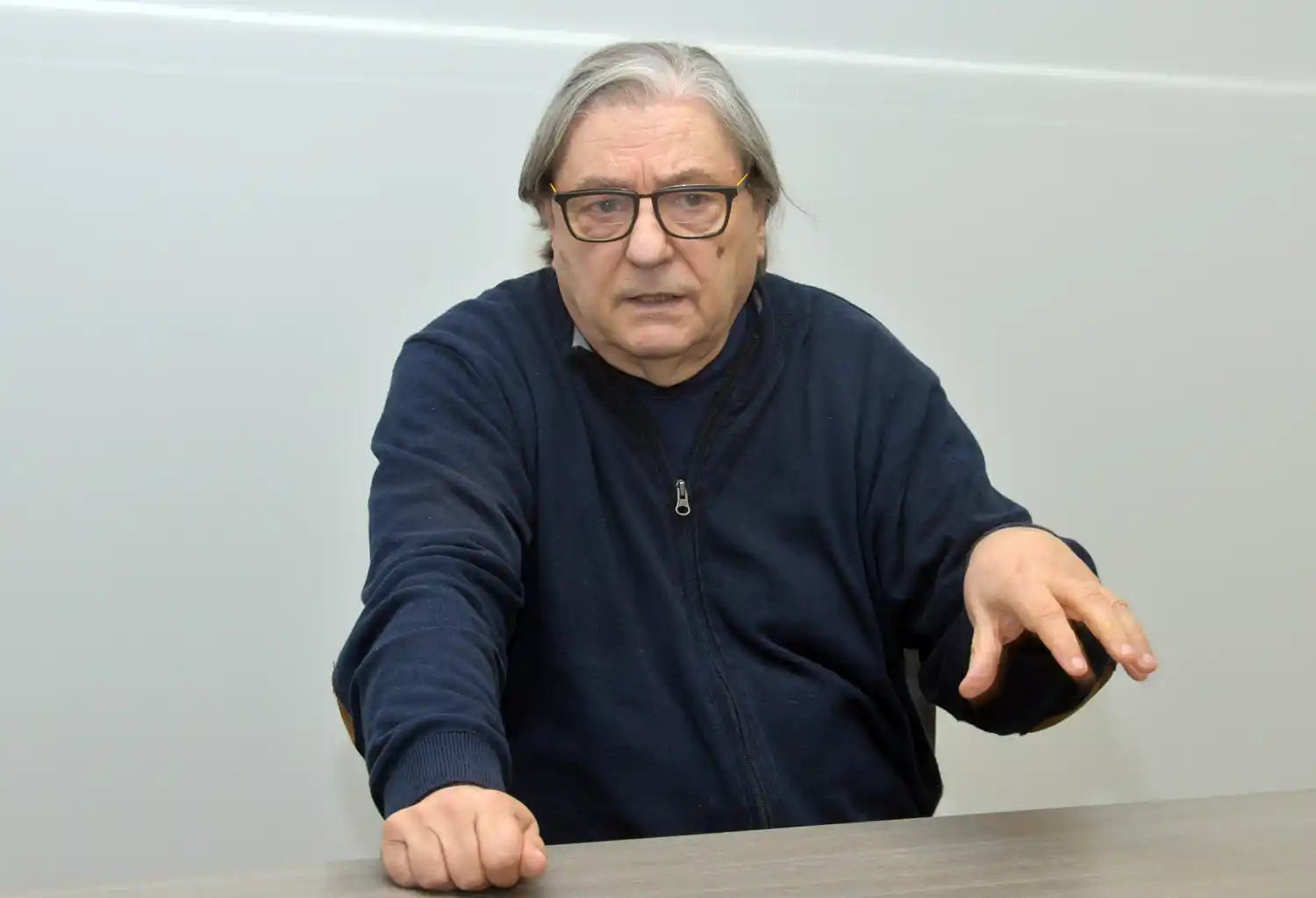 Sentis se encolumnó detrás de Kicillof y marcó distancia con los referentes del PJ local.