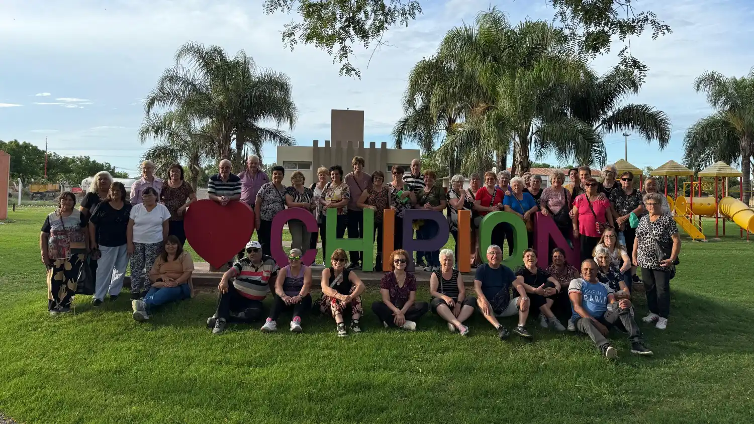 Los adultos mayores cruzan fronteras invisibles entre pueblos, que cuentan lo que nadie más recuerda. Altos de Chipión fue uno de las localidades impulsora del proyecto