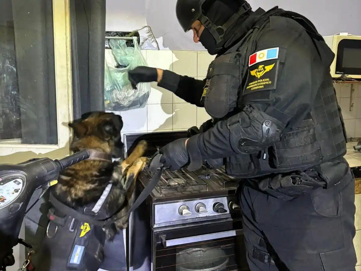 Morteros: perro de la FPA halló cocaína en una campera y dos hermanos fueron detenidos