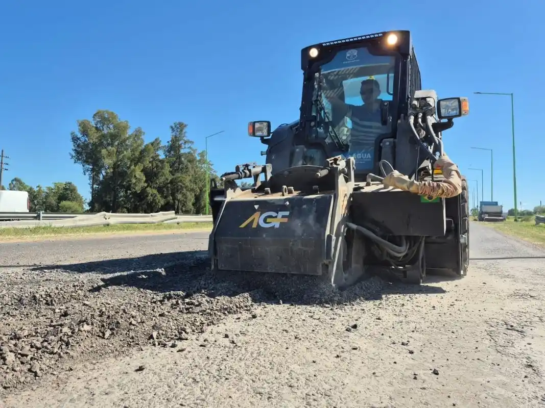 Iniciaron trabajos de bacheo en el Acceso Sur de cara a la temporada de verano