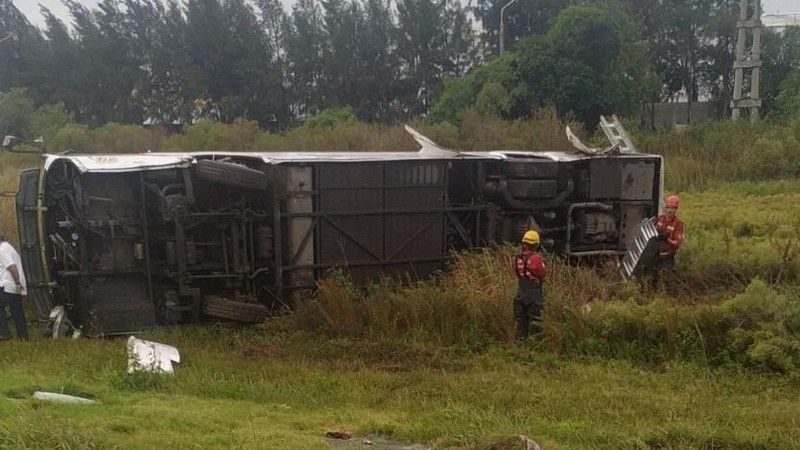 Murió uno de los pasajeros del colectivo que volcó en la Autopista Rosario – Santa Fe