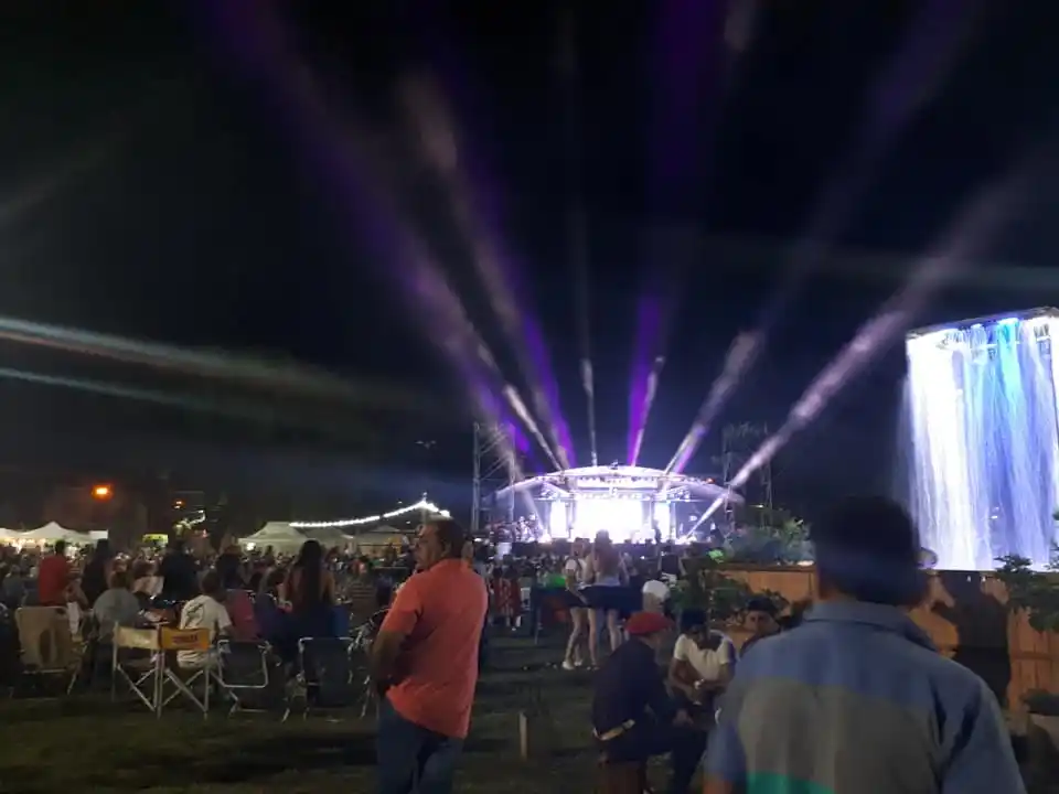 Con Los Lirios, Jairo y el Toro Quevedo cierra la Fiesta del Durazno