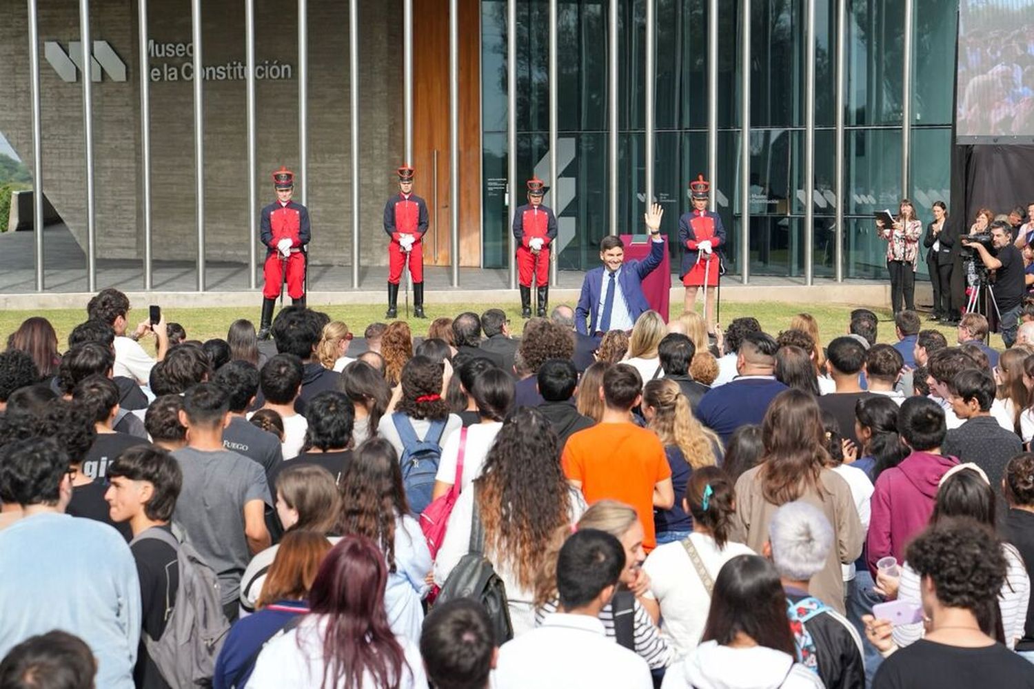 Pullaro tomó juramento de lealtad a la Constitución Nacional a 3 mil estudiantes
