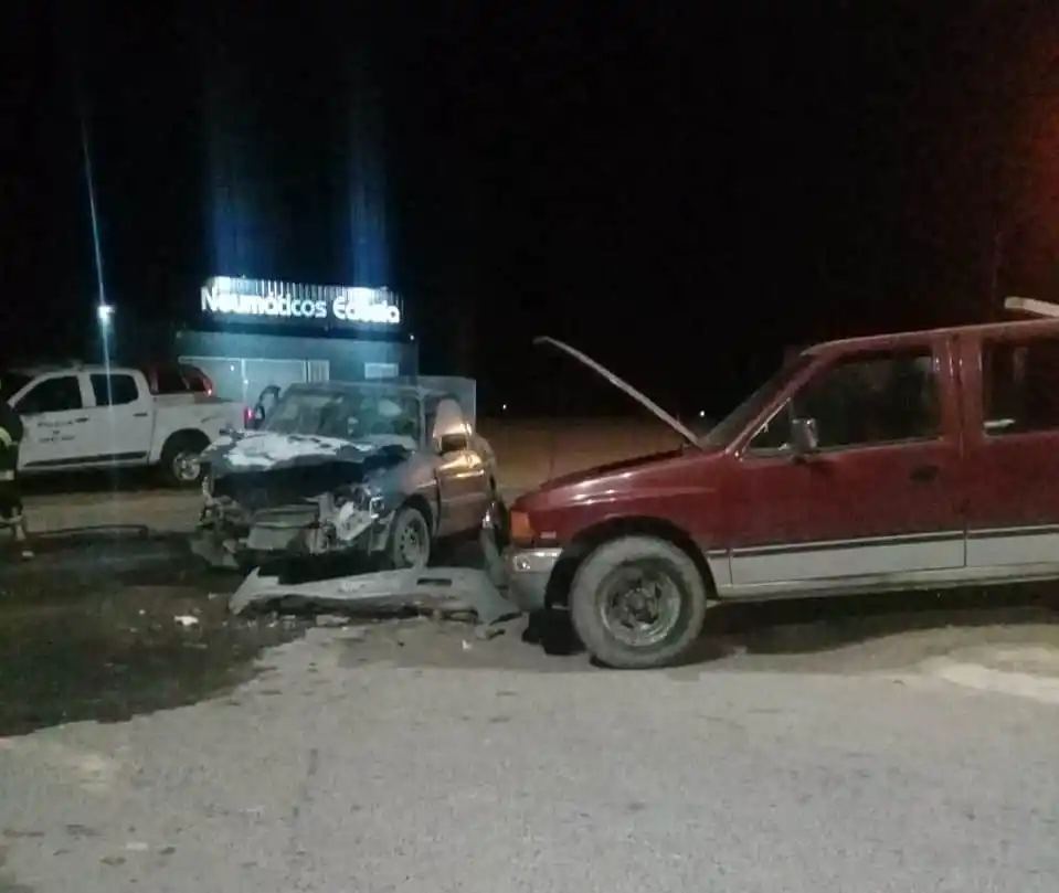 Violento choque entre un auto y una camioneta en acceso a Diamante
