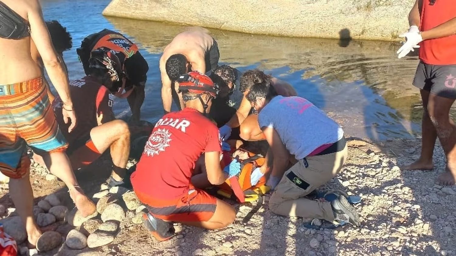 Se tiró en una parte baja del río, golpeó la cabeza contra el fondo y está grave