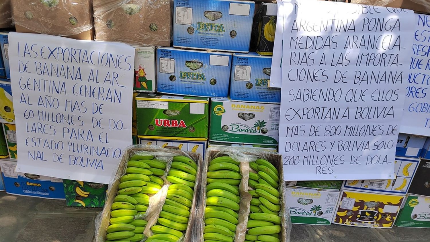 La Argentina empezó a pagar deudas y los bolivianos liberan sus cargamentos de bananas
