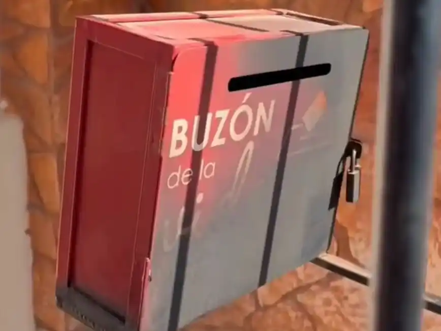 El buzón incendiado en barrio Fredriksson. Captura de video.