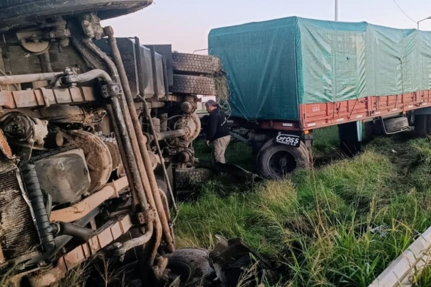 Impactante vuelco de un camión con acoplado en Rosario: no hubo heridos